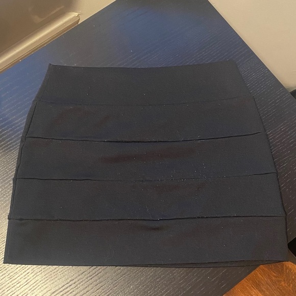 ⭐️ Black Mini-Skirt - Picture 1 of 3